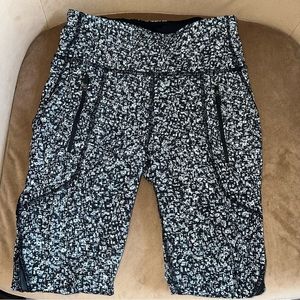 lulu lemon. black & white floral leggings. Size 4.